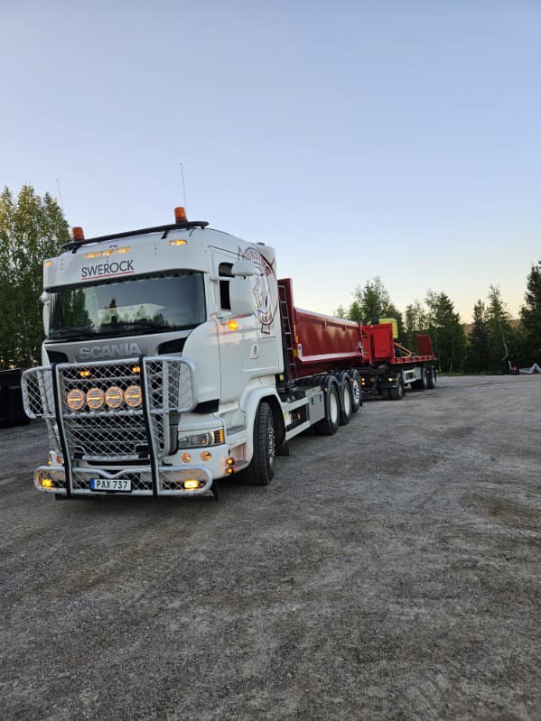 Referensbild med Scania-bil och rött flak från Erik Nordis Åkeri.