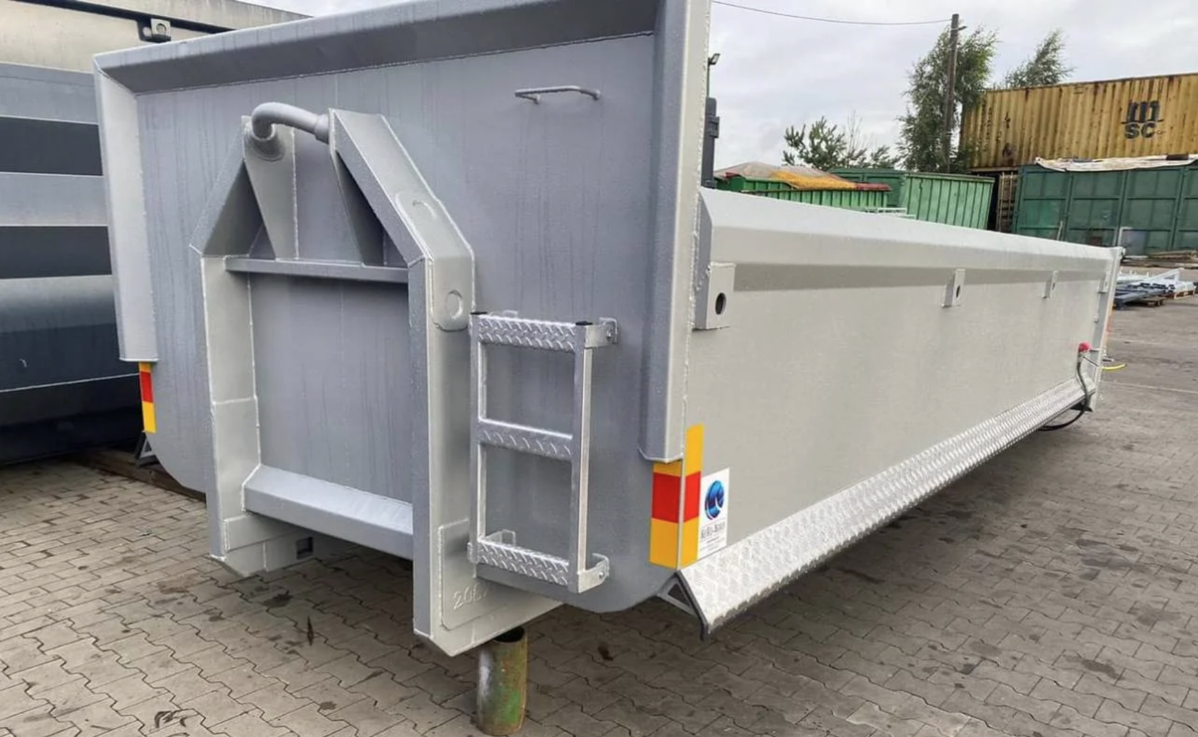 Grått grusflak fotograferat från sidan.