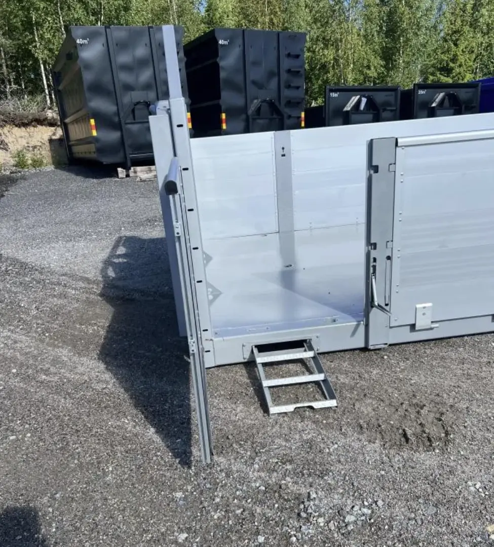Detaljer från lämflak med stege, sidodörr och öppen lastyta.