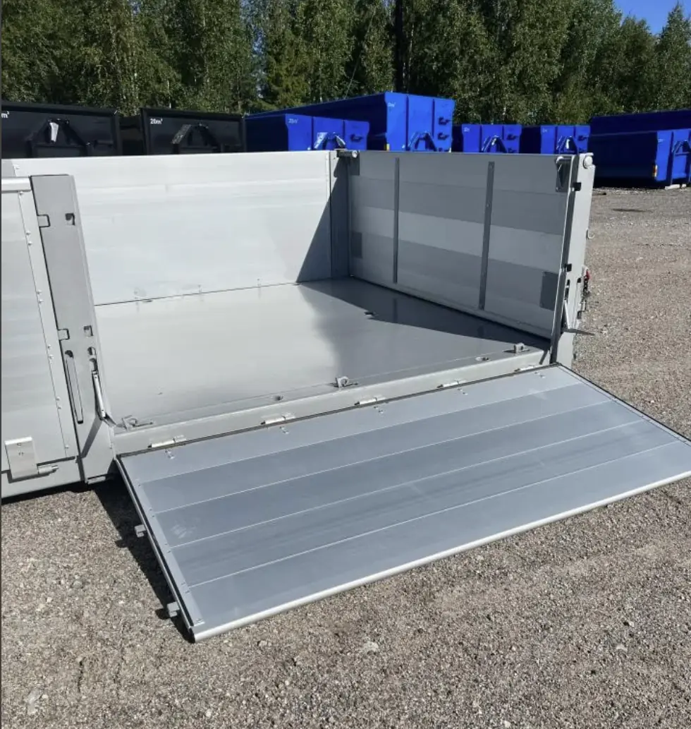 Lämflak med nedfälld baklem och öppen lastyta.