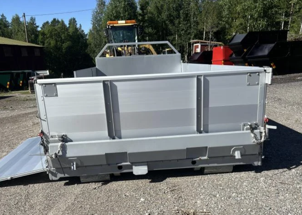 Silvrigt lämflak parkerat utomhus.